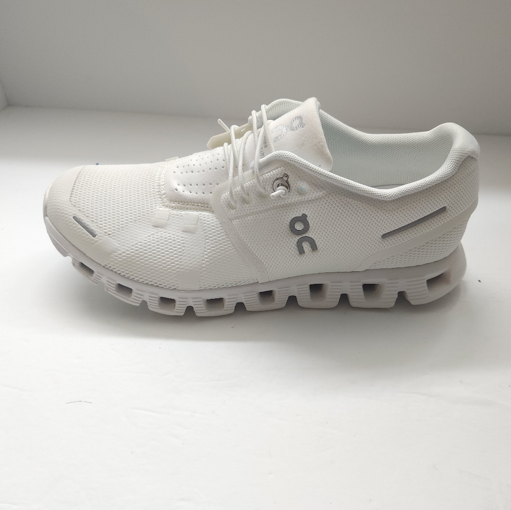 On cloud 5 shoes for women size 9 swiss engineering running shoes sneakers